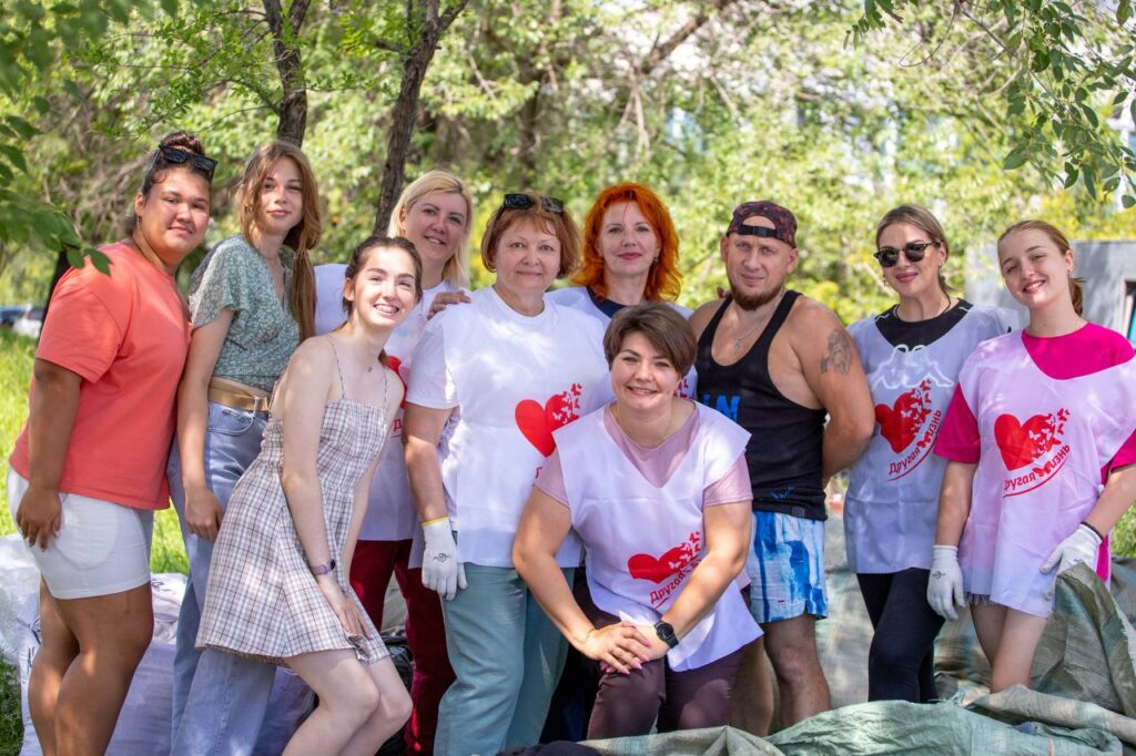 В Благовещенске раздавали полторы тонны школьных вещей