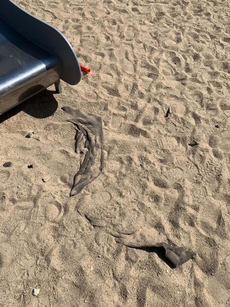 В благовещенском дворе из-под земли растут тряпки