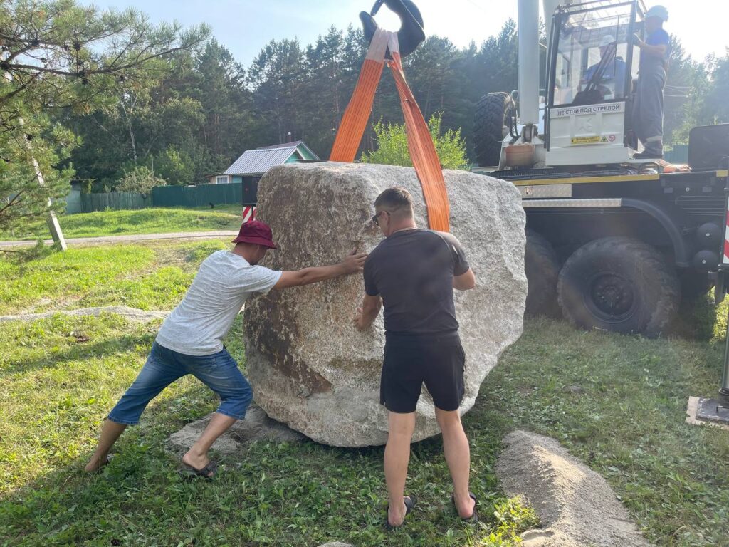 В Свободный привезли необычный камень