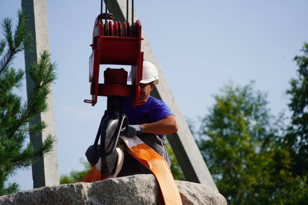 В Свободный привезли необычный камень