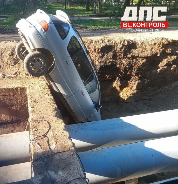 В Благовещенске машина упала в траншею