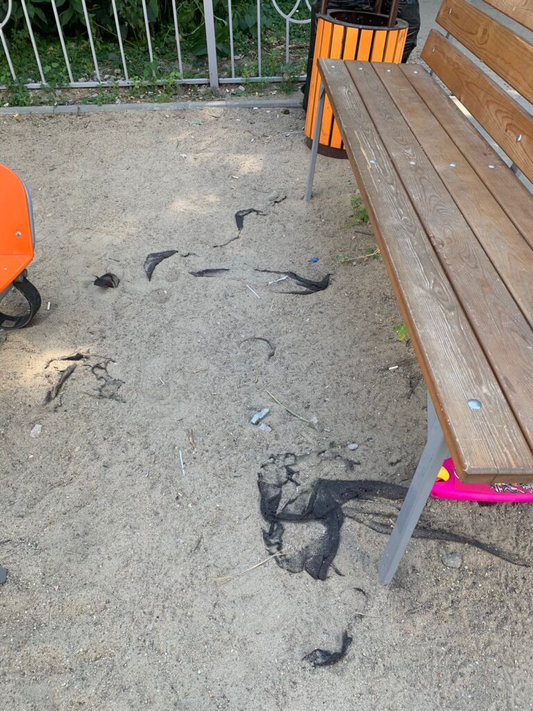 В благовещенском дворе из-под земли растут тряпки