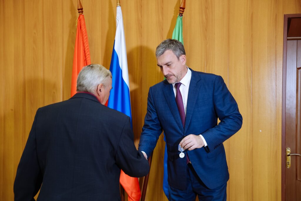 В Белогорске участники СВО получили медали из рук губернатора