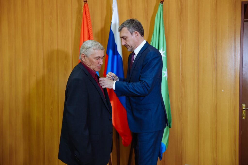 В Белогорске участники СВО получили медали из рук губернатора