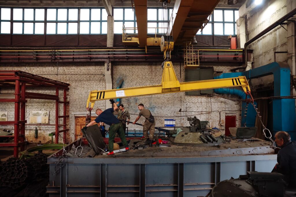 Василий Орлов посетил жилье работников Бронетанкового ремонтного завода