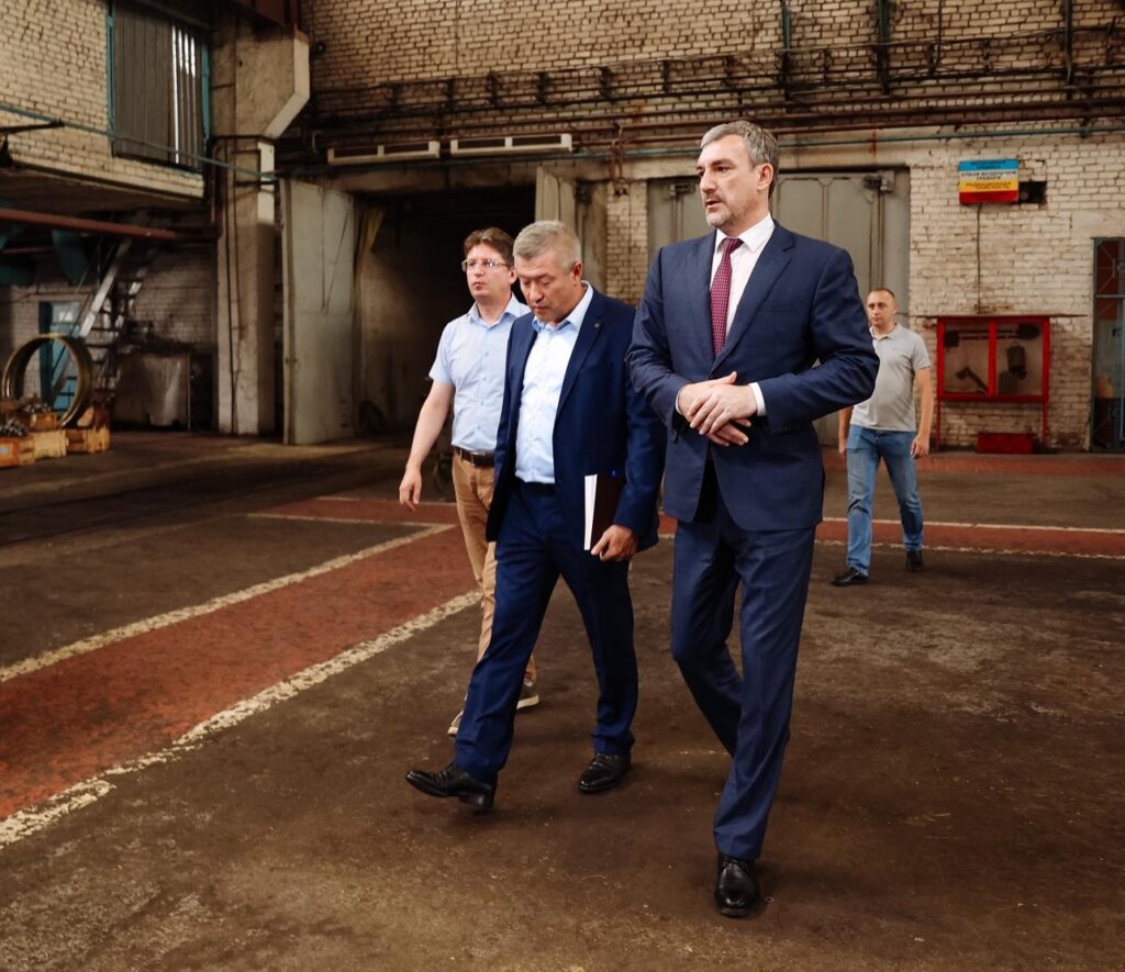 Василий Орлов посетил жилье работников Бронетанкового ремонтного завода