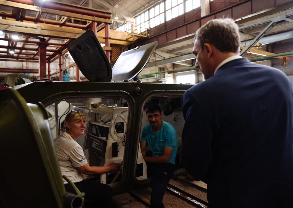 Василий Орлов посетил жилье работников Бронетанкового ремонтного завода