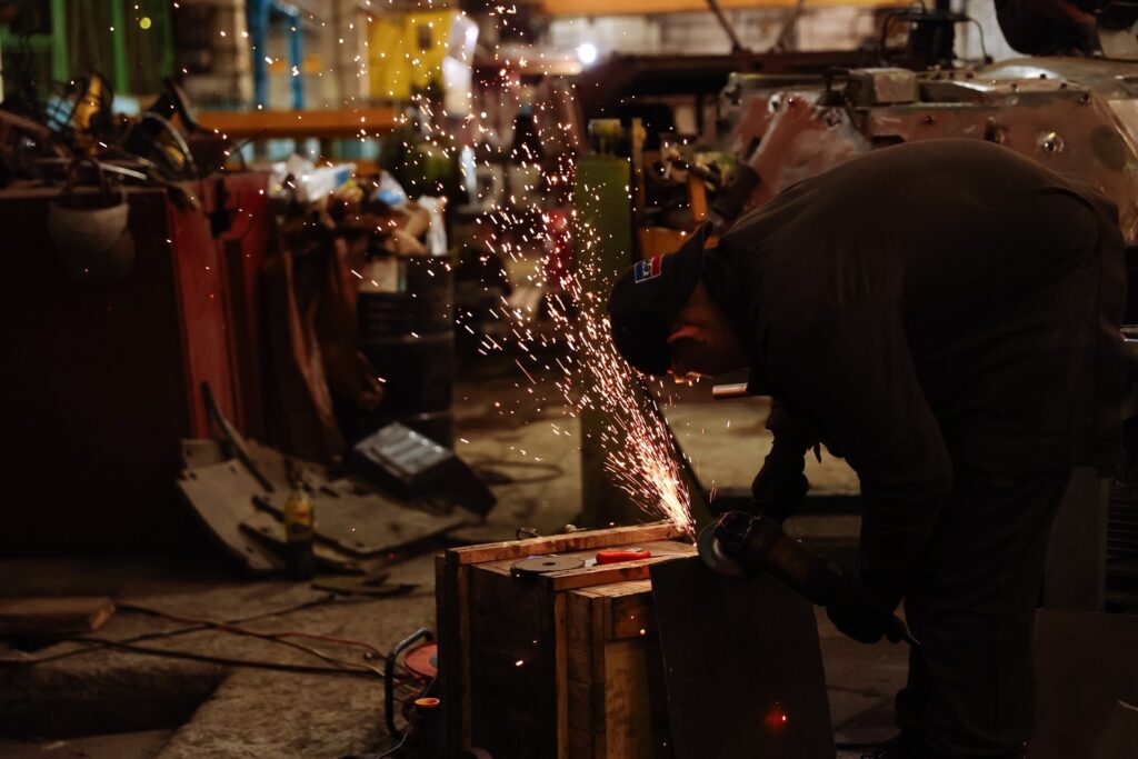 Василий Орлов посетил жилье работников Бронетанкового ремонтного завода