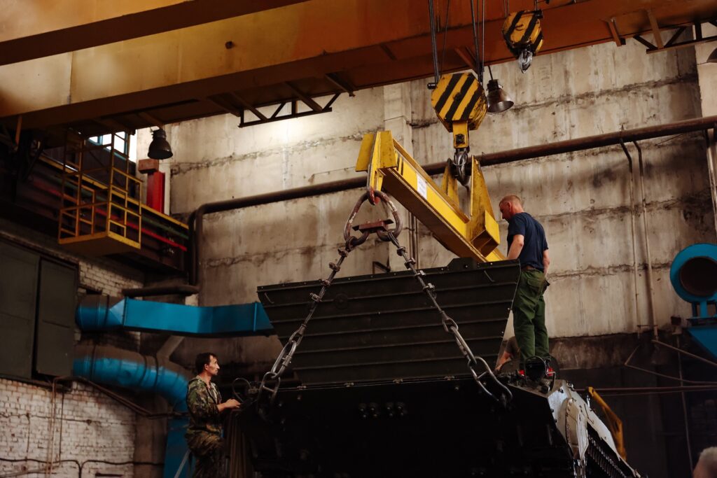 Василий Орлов посетил жилье работников Бронетанкового ремонтного завода