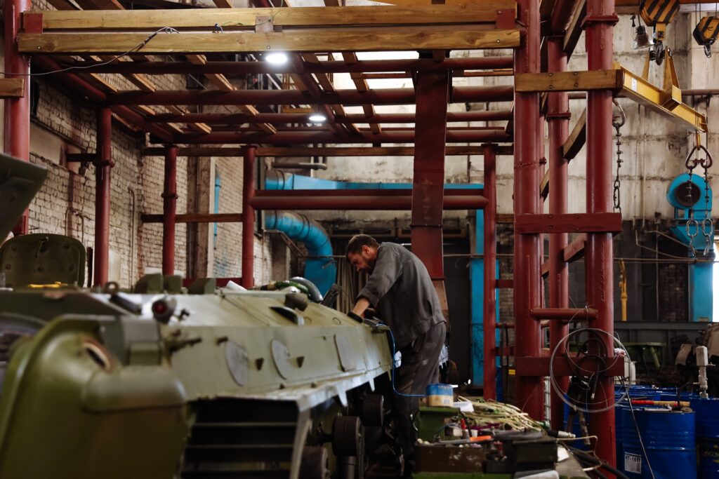 Василий Орлов посетил жилье работников Бронетанкового ремонтного завода