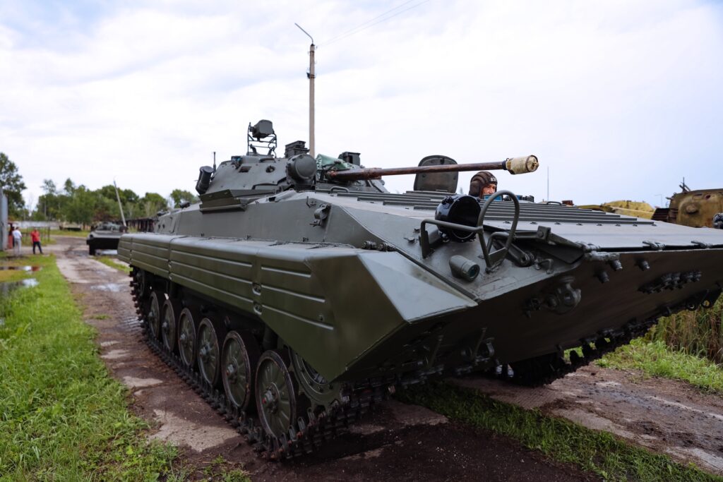 Василий Орлов посетил жилье работников Бронетанкового ремонтного завода