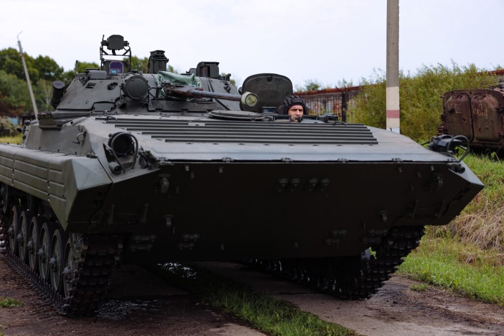 Василий Орлов посетил жилье работников Бронетанкового ремонтного завода