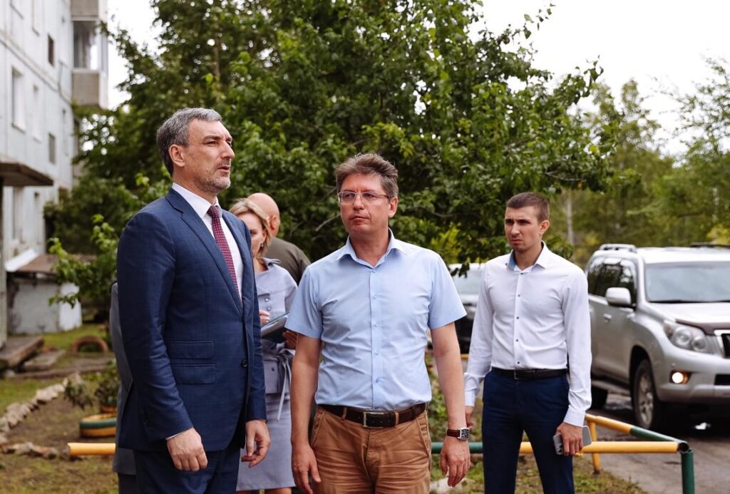 Василий Орлов посетил жилье работников Бронетанкового ремонтного завода