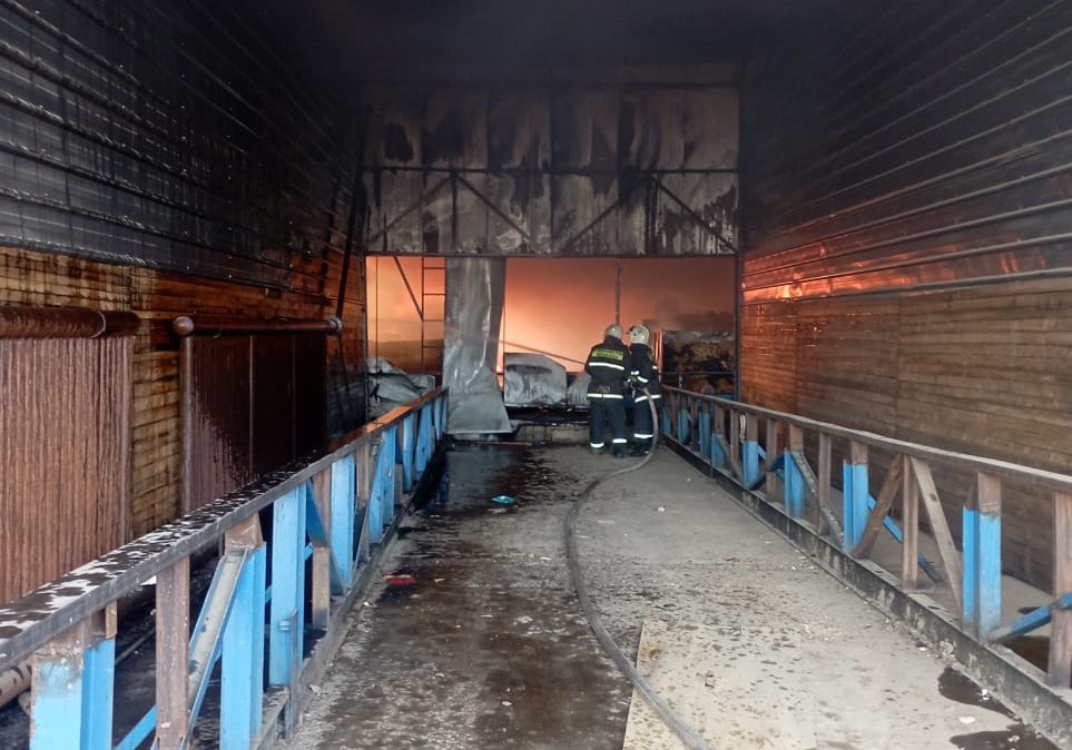 Амурские огнеборцы всю ночь тушили пожар на предприятии в Селемджинском районе