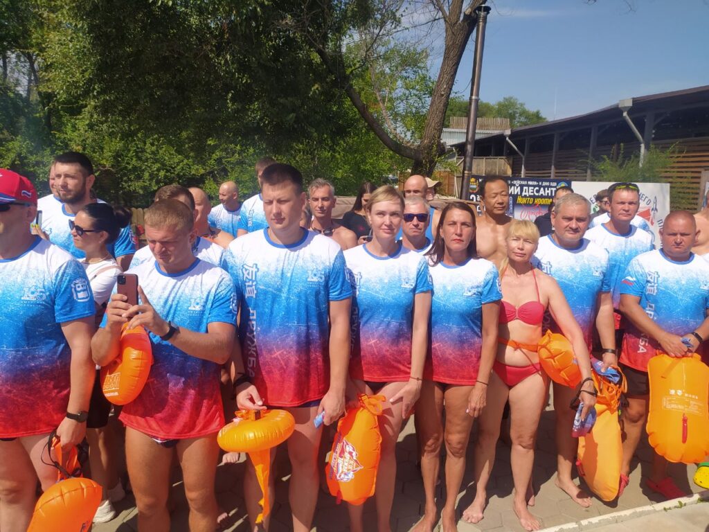Участники заплыва "Дружба"