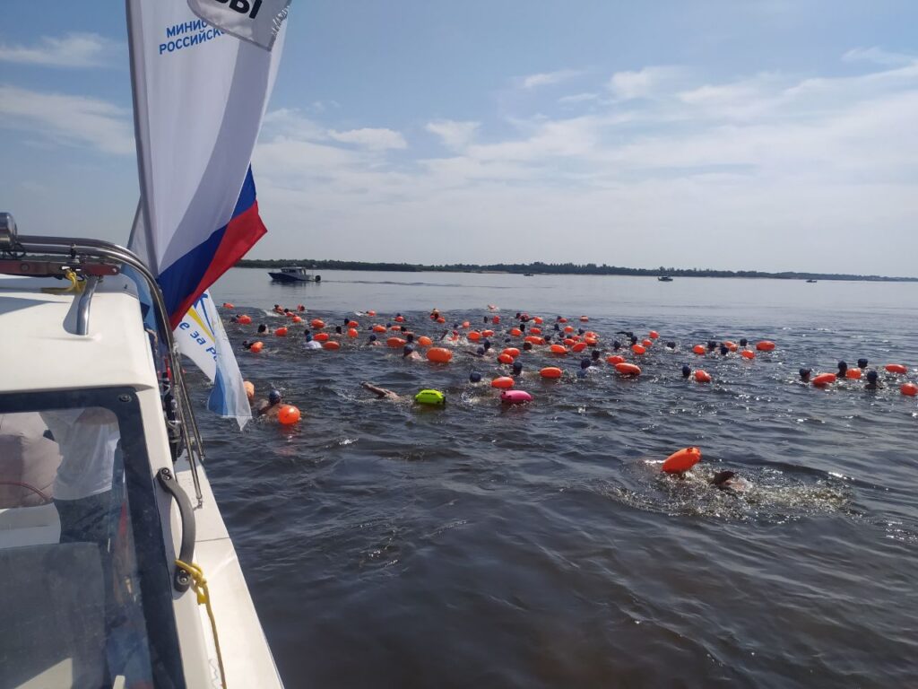 Участники заплыва "Дружба"