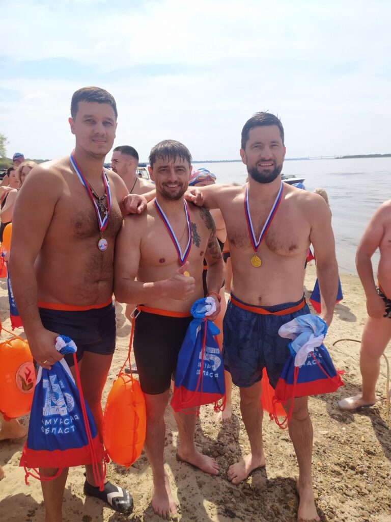 Участники заплыва "Дружба"