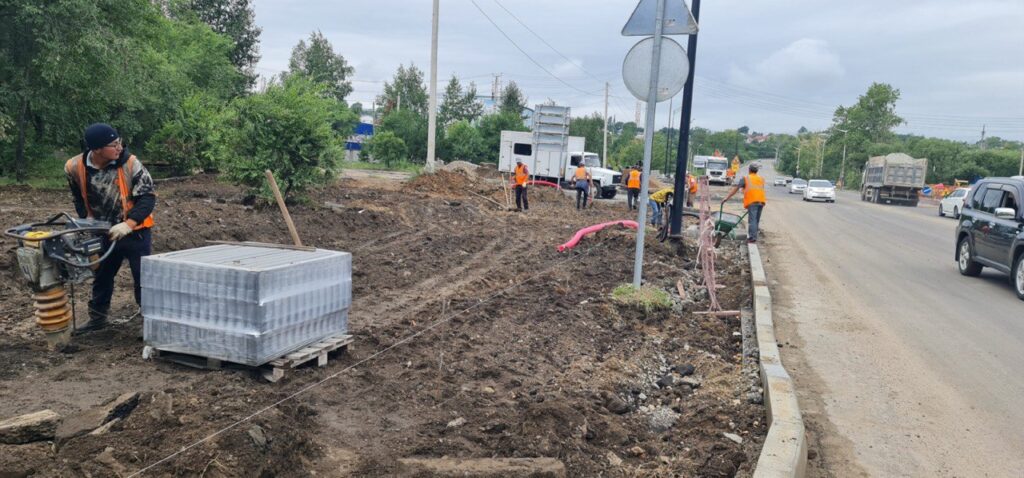 В микрорайоне Благовещенска оборудуют комфортный тротуар