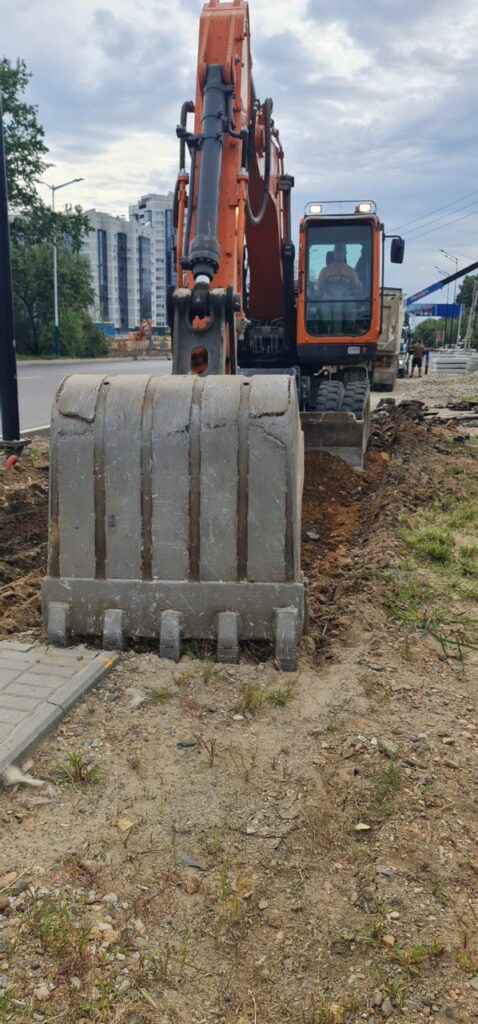 В микрорайоне Благовещенска оборудуют комфортный тротуар