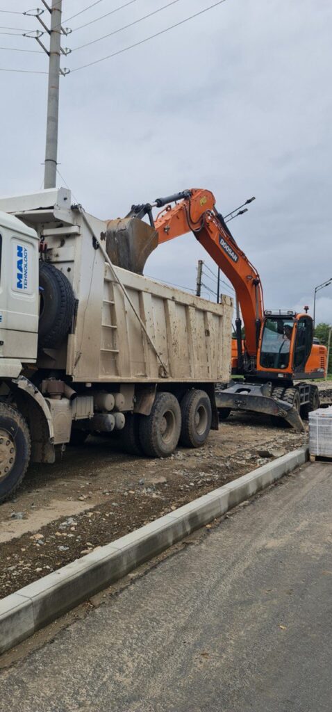 В микрорайоне Благовещенска оборудуют комфортный тротуар