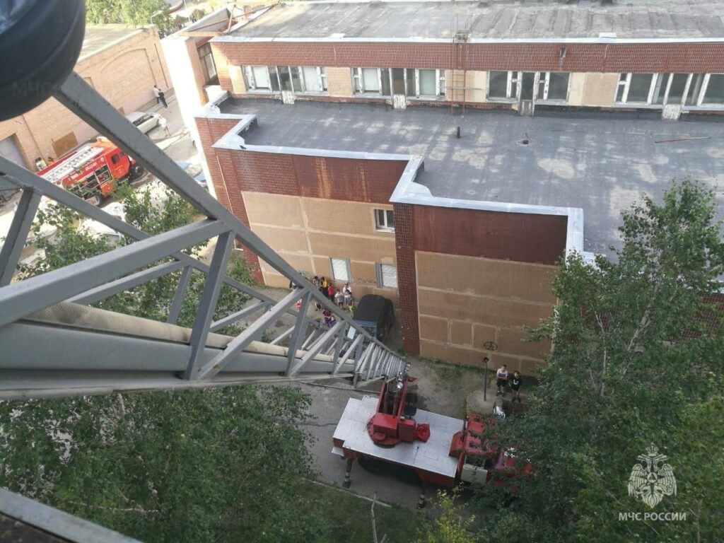 В Тынде пожарные вынесли из горящего дома семилетнего ребенка