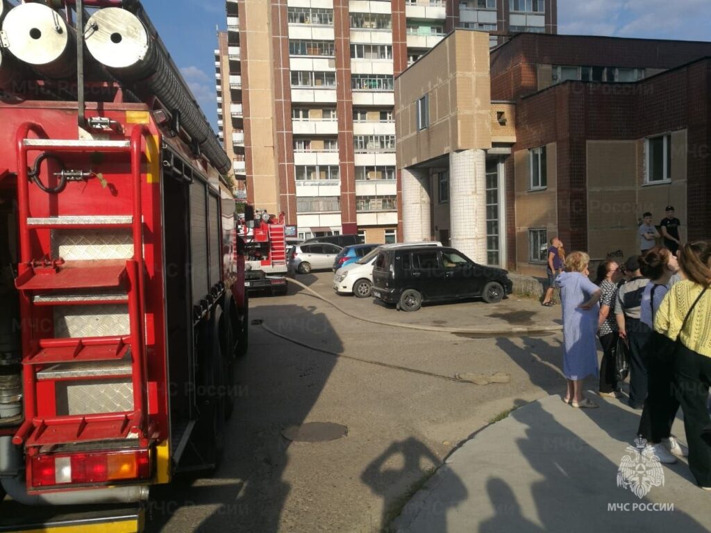 В Тынде пожарные вынесли из горящего дома семилетнего ребенка