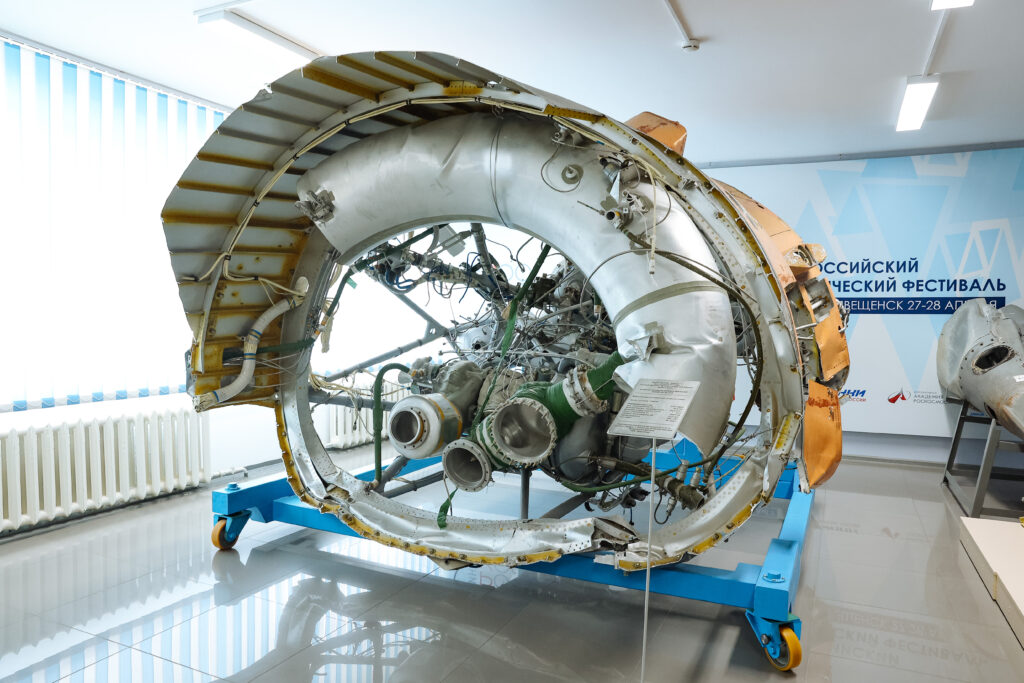 Студенты Благовещенска и Китая собрали спутник: его отправят с космодрома Восточный