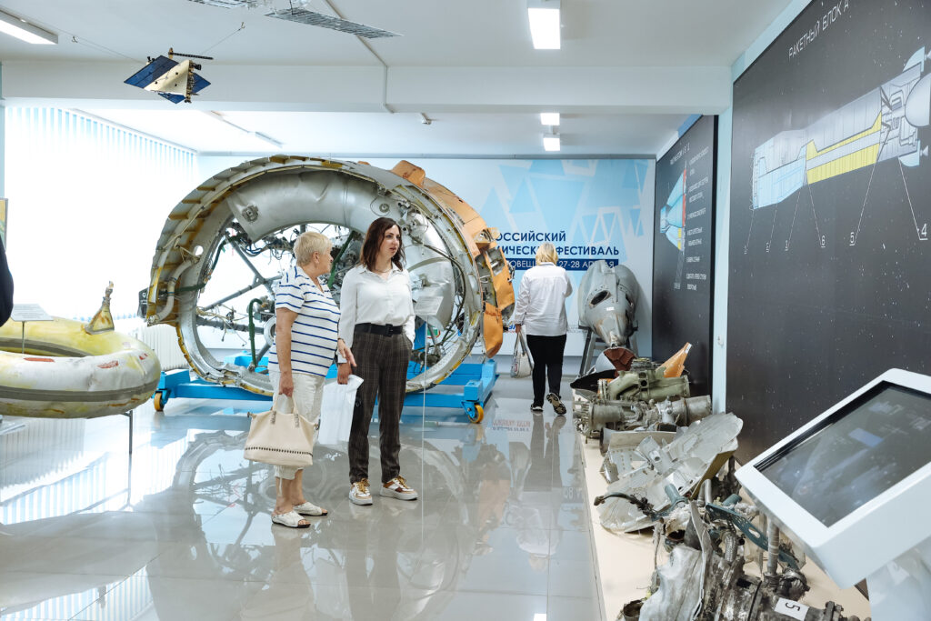 Студенты Благовещенска и Китая собрали спутник: его отправят с космодрома Восточный