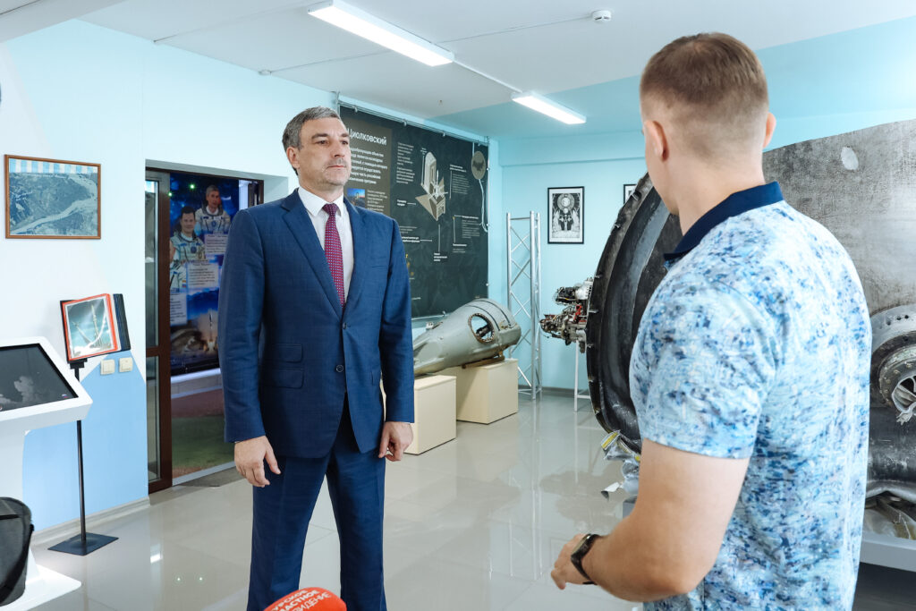 Студенты Благовещенска и Китая собрали спутник: его отправят с космодрома Восточный