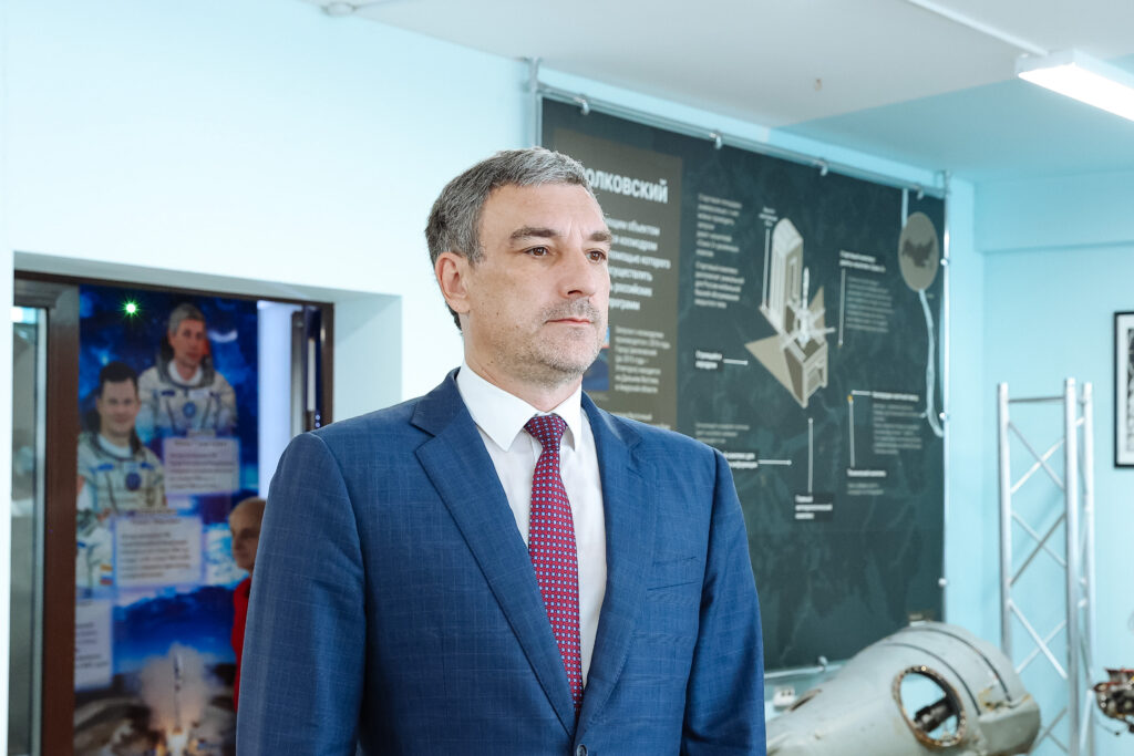 Студенты Благовещенска и Китая собрали спутник: его отправят с космодрома Восточный