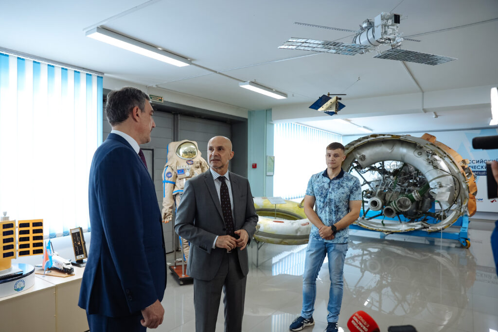 Студенты Благовещенска и Китая собрали спутник: его отправят с космодрома Восточный