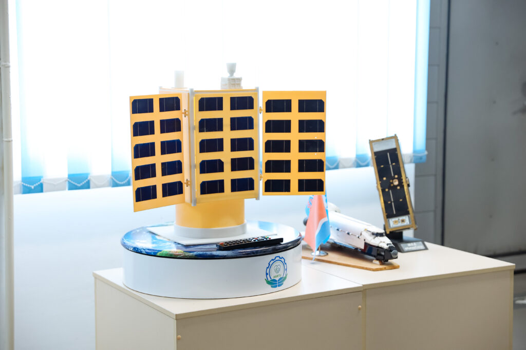 Студенты Благовещенска и Китая собрали спутник: его отправят с космодрома Восточный