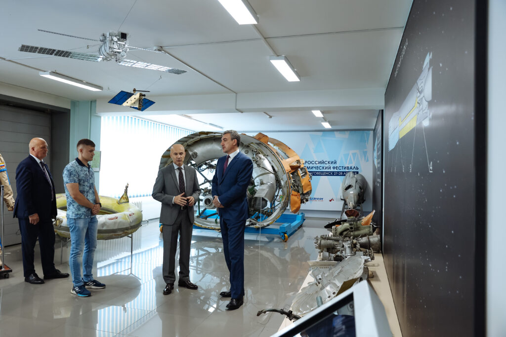 Студенты Благовещенска и Китая собрали спутник: его отправят с космодрома Восточный