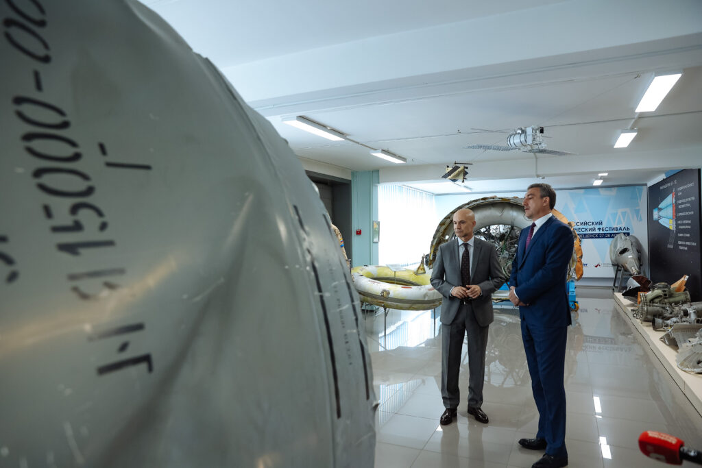 Студенты Благовещенска и Китая собрали спутник: его отправят с космодрома Восточный