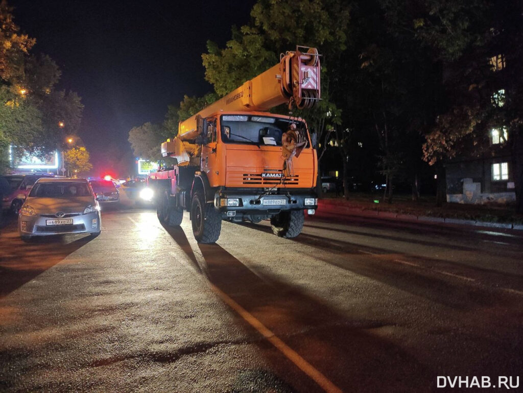 В Хабаровске пожарная машина протаранила три легковушки и опрокинулась