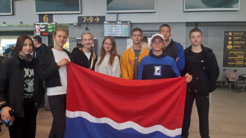 В Артек отправились восемь амурских школьников