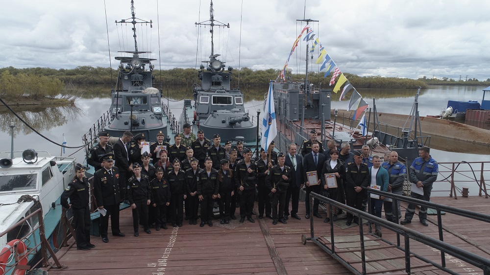 Амурскому детскому центру подарили катер