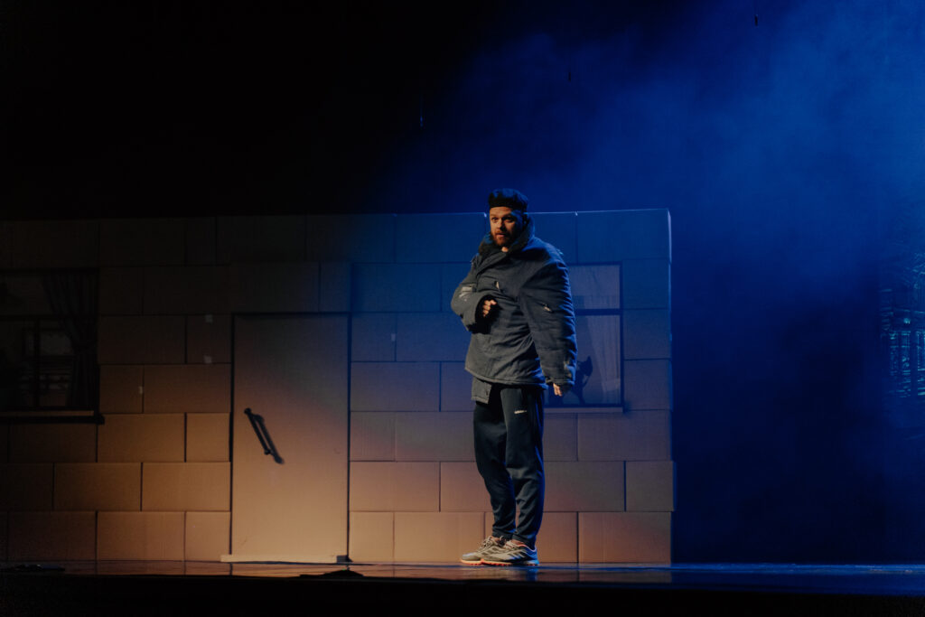 На сцену амурской филармонии забрались бездомные