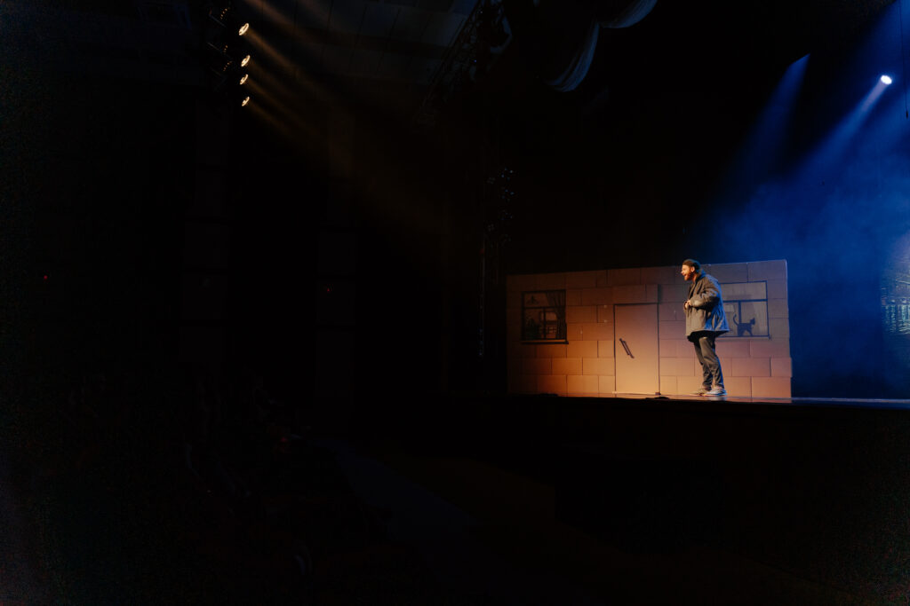 На сцену амурской филармонии забрались бездомные