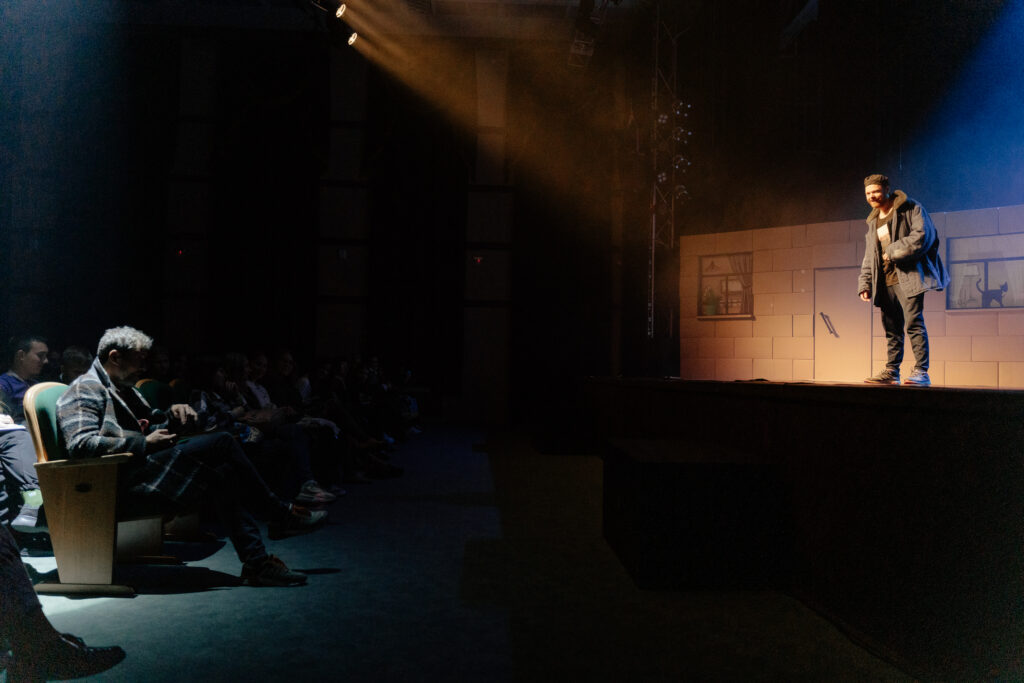 На сцену амурской филармонии забрались бездомные