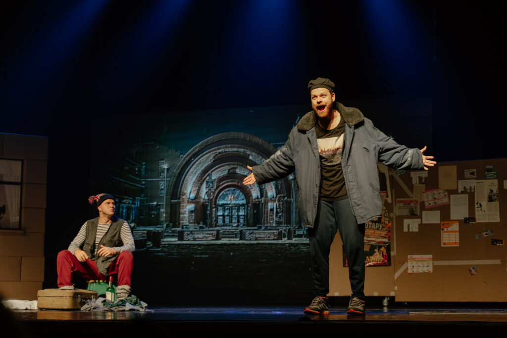 На сцену амурской филармонии забрались бездомные