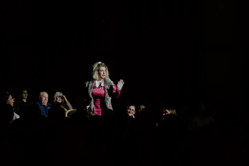 На сцену амурской филармонии забрались бездомные