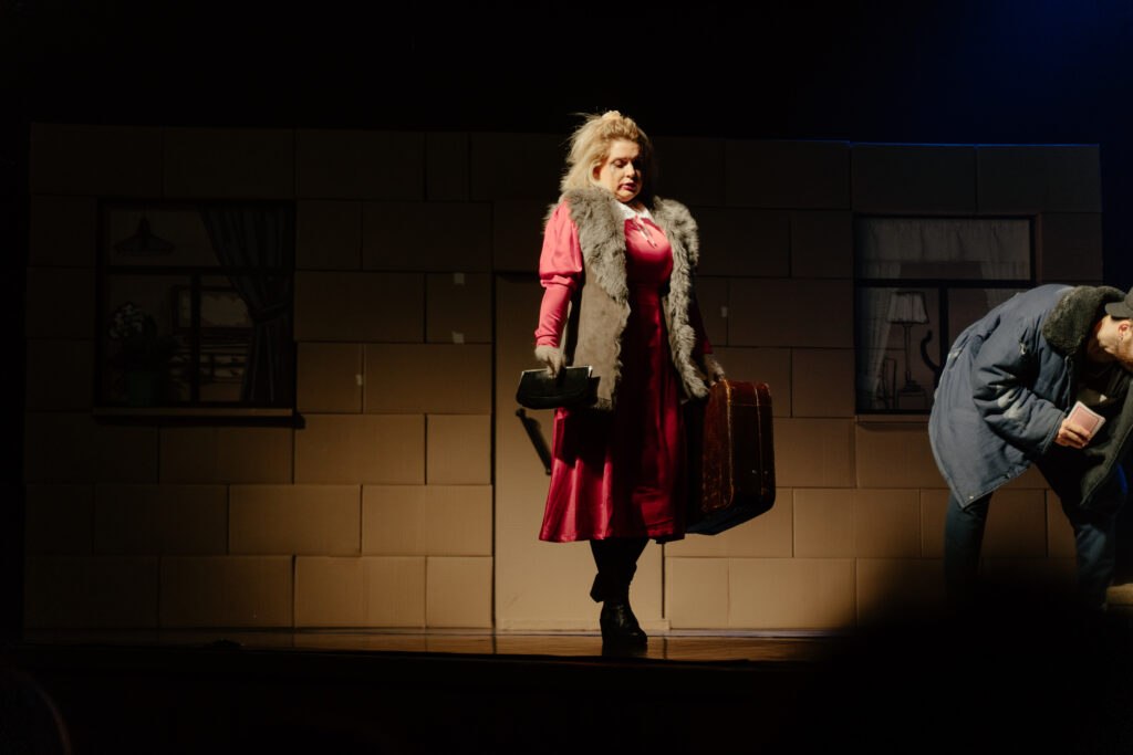 На сцену амурской филармонии забрались бездомные