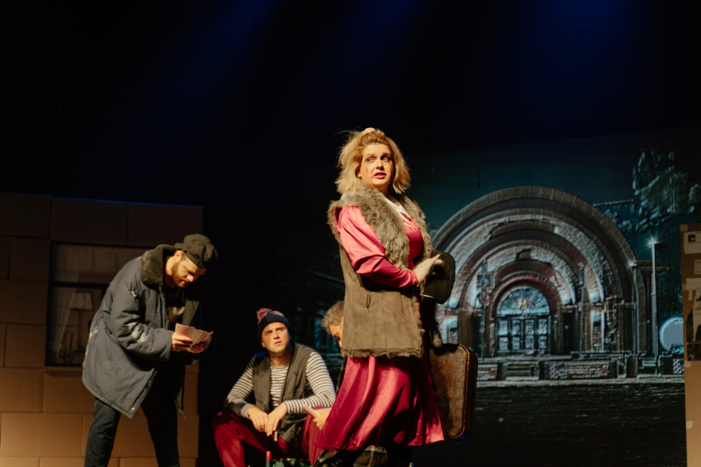 На сцену амурской филармонии забрались бездомные