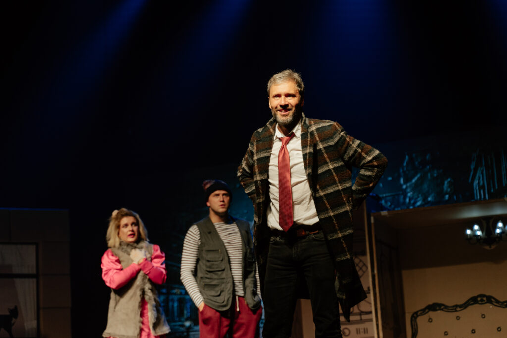 На сцену амурской филармонии забрались бездомные