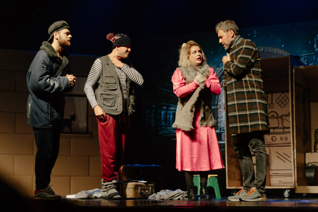 На сцену амурской филармонии забрались бездомные