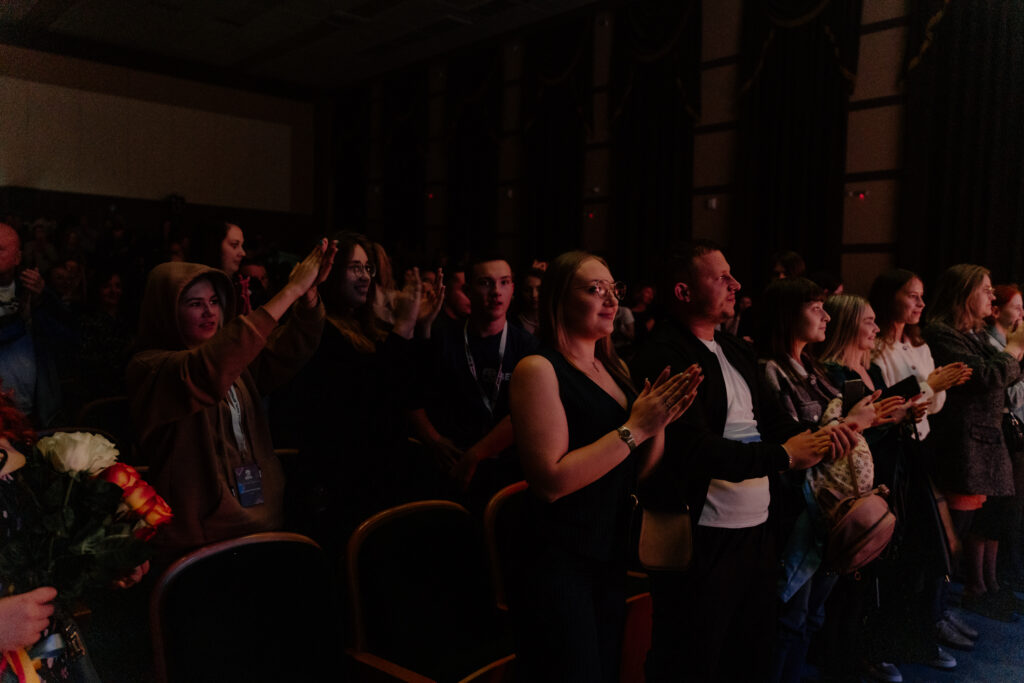 На сцену амурской филармонии забрались бездомные