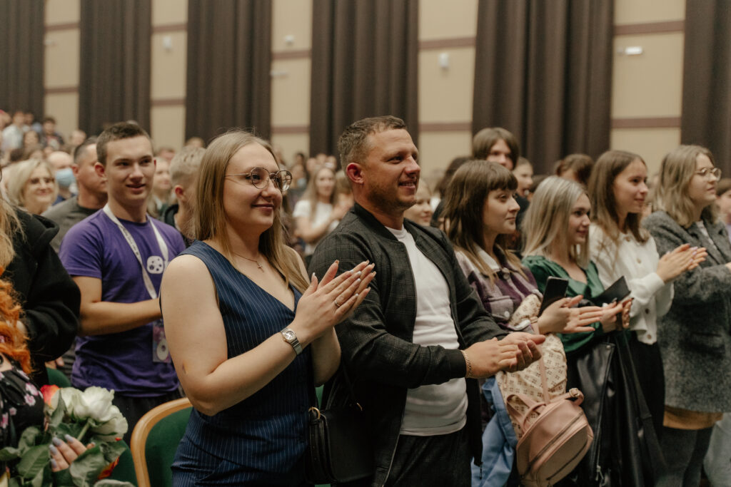 На сцену амурской филармонии забрались бездомные