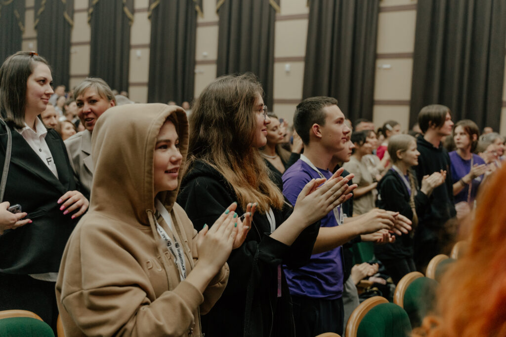 На сцену амурской филармонии забрались бездомные