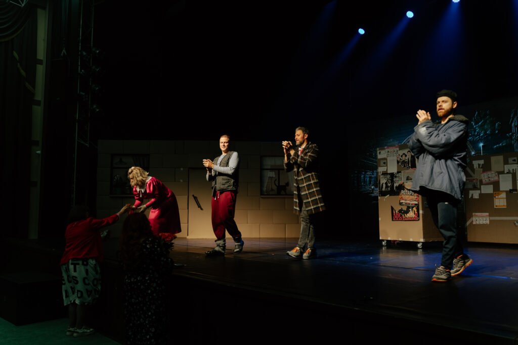 На сцену амурской филармонии забрались бездомные